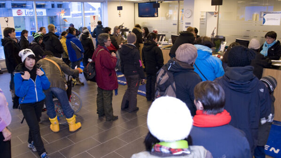 Mange forældre i Nuuk var i Grønlandsbanken for at hæve børneopsparingen, der blev udbetalt i dag, mandag. Foto: Leiff Josefsen.