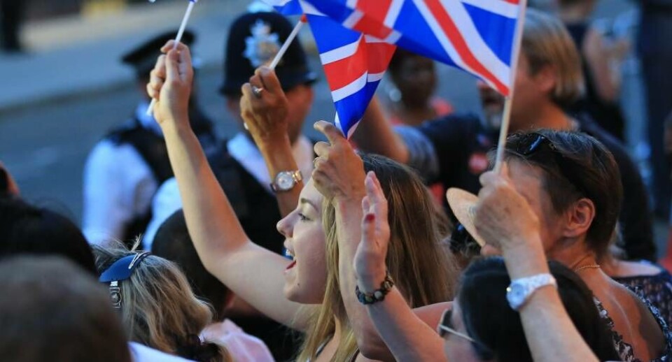 Det blev en dreng. Kate og William er blevet forældre til en prins, nummer tre i tronfølgen. Fødslen får briterne til at juble