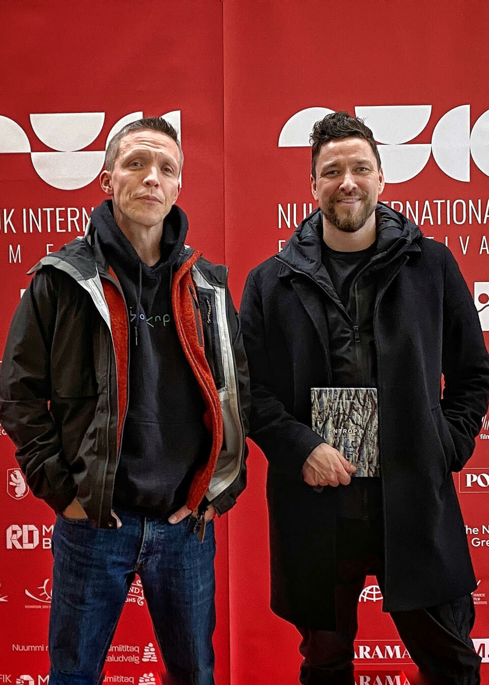 Filmproduceren Inuk Jørgensen har slået sig sammen med musikeren Frederik Elsner og lavet kortfilmen 'Entropy'.Kortfilmen får en 'snigpremiere' i Dubai, når FN afholder COP28 i forbindelse med Paris-aftalen.