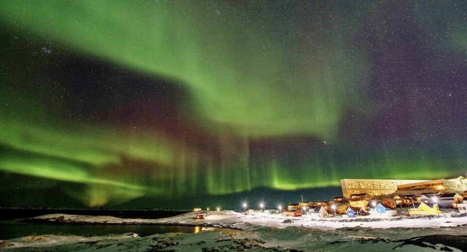 En vild stjernehimmel oplyst af nordlys.