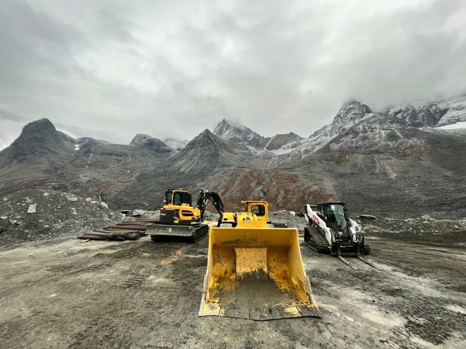 Guldminen i Nalunaq er ved at blive genetableret med henblik på en produktion fra 2024. AmaroqMinerals har indgået aftale med en tysk mineentreprenør, der står for at genetablere indgange, ramper, ventilation og elforsyning.