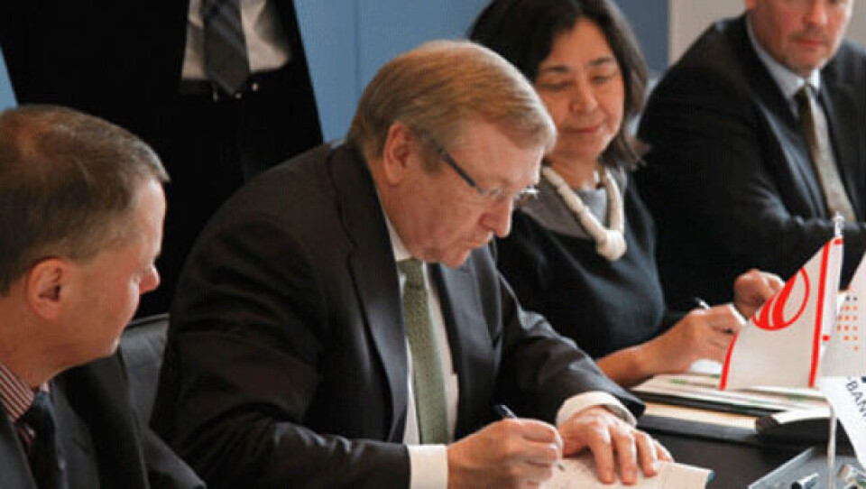 Jens Andersen, adm.direktør RAL underskriver selskabets største ordre. Foto: RAL
