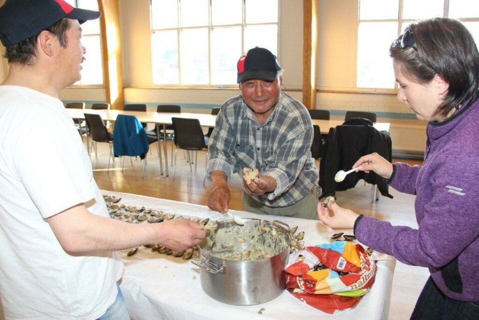 Har du ikke lyst til at smage. Foto: Kommune Kujalleq Mange mennesker kom for at smage grønlandske råvarer tilberedt på en ny måde i Nanortalik Kulturhus søndag den 9. oktober. Foto: Kommune Kujalleq Sælpizzaen skæres ud til smagsprøver. Foto: Kommune Kujalleq Masser af sælpizza - som alle havde lyst til. Foto: Kommune Kujalleq Muslinger serveret på en helt ny måde. Foto: Kommune Kujalleq Alle skulle prøvesmage traditionel grønlandsk mad, serveret på en ny måde. Foto: Kommune Kujalleq