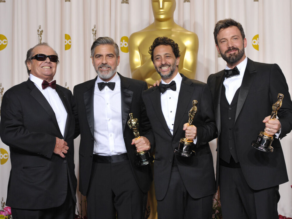 Nummer to fra venstre George Clooney, Grant Heslov og Ben Affleck poserer med deres synlige bevis på, at 'Argo' har vundet en Oscar for bedste film. Til venstre Jack Nicholson, der overrakte prisen. Foto: John Shearer/Invision/AP