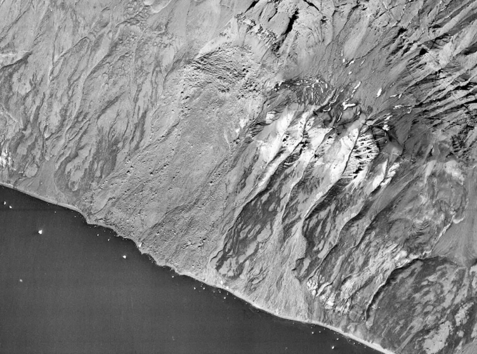 På siden af Niiortuut-bjerget ses omridset efter fjeldskredet i 1952.