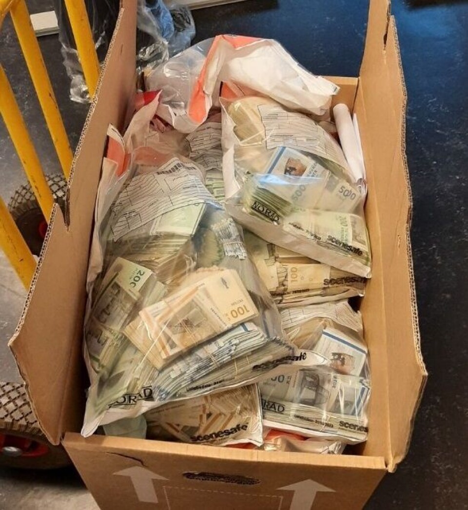 Det vakte genlyd i de fleste medier på tværs af Rigsfællesskabet, da toldere og deres hunde i september sidste år fandt 7,7 millioner kroner gemt som frysefragt i et containerskib afsejlet fra Grønland. Her ses nogle af mange pengsedler, som politiet mener stammer fra organiseret hashkriminalitet.