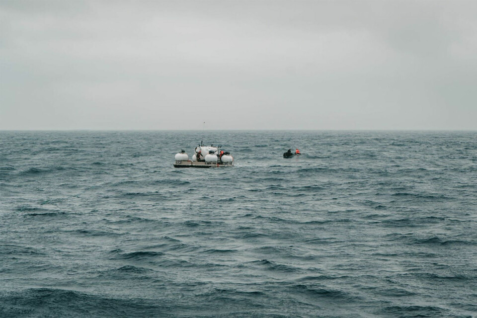 Det 6,7 meter lange undervandsfartøj fra det private firma OceanGate Expeditions begyndte sin nedstigning tidligt søndag og mistede kontakt med overfladen cirka en time og 45 minutter senere.
