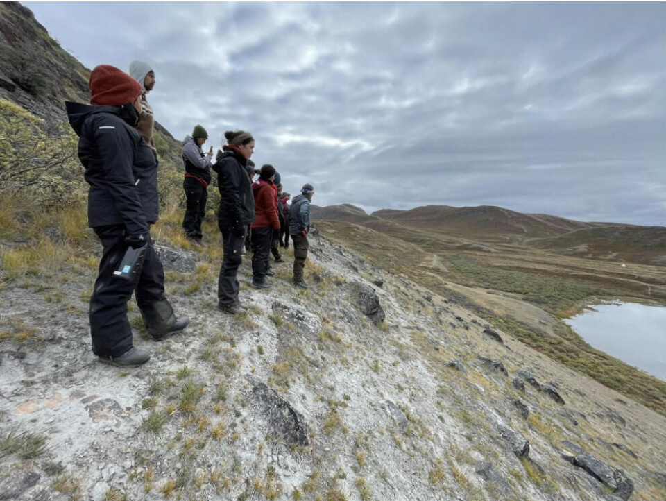 Adventure Guides-studerende over de gamle bopladser ved skydeskjul og rensdyrspor.