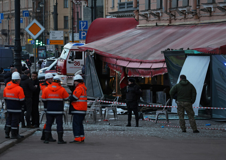 Russisk politi har afspærret området omkring den café i Sankt Petersborg i Rusland, hvor en kendt russisk militærblogger søndag er blevet dræbt.