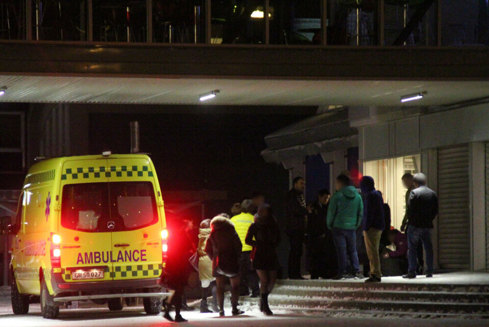 Flere forbipasserende opdagede lørdag morgen manden, der var slået ned og lå ved Brugsenis indgang i Nuuk Benny KokholmDer var en del blod på fortovet, hvor manden var blevet udsat for vold med slag i hovedet Benny KokholmFlere forbipasserende opdagede lørdag morgen manden, der var slået ned og lå ved Brugsenis indgang i Nuuk Benny KokholmDer var en del blod på fortovet, hvor manden var blevet udsat for vold med slag i hovedet Benny KokholmFlere forbipasserende opdagede lørdag morgen manden, der var slået ned og lå ved Brugsenis indgang i Nuuk Benny KokholmDer var en del blod på fortovet, hvor manden var blevet udsat for vold med slag i hovedet Benny Kokholm Ambulance, brugsen, Nuuk, mennesker
