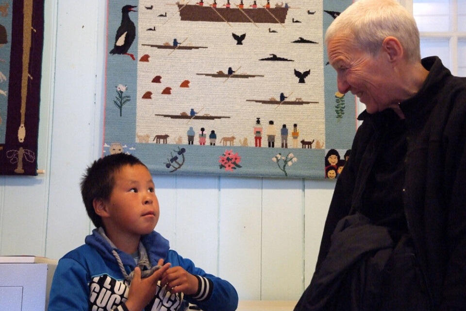 Anne-Mette Holm med en af sine tidligere elever Mario fra Kulusuk Carl-Erik Holm - Ammassalik MuseumOgså den yngste generation var med da udstillingen åbnede fredag Carl-Erik Holm - Ammassalik MuseumDer var stor interesse for billedtæpperne, da udstillingen åbnede fredag Carl-Erik Holm - Ammassalik MuseumAnne-Mette Holm fortæller om sine billedtæpper til kunstner Erika Nicolaisen Carl-Erik Holm - Ammassalik MuseumAnne-Mette Holm med en af sine tidligere elever Mario fra Kulusuk Carl-Erik Holm - Ammassalik MuseumOgså den yngste generation var med da udstillingen åbnede fredag Carl-Erik Holm - Ammassalik MuseumDer var stor interesse for billedtæpperne, da udstillingen åbnede fredag Carl-Erik Holm - Ammassalik MuseumAnne-Mette Holm fortæller om sine billedtæpper til kunstner Erika Nicolaisen Carl-Erik Holm - Ammassalik Museum Ammassalik Museum, billedtæpper, Anne-Mette Holm