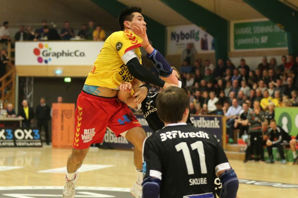 Minik Dahl Høegh forsøger at komme igennem Bjerringbro-Silkeborgs forsvar Knud Fl. LarsenAkutaaneq Kreutzmann og Minik Dahl Høegh side ved side i GOGs forsvar Knud Fl. LarsenMinik Dahl Høegh er blevet den lille med sine kun 195 centimeter ved siden af Bjerrinbro-Silkeborgs Nikolaj Markussen på 211 centimeter og Kristian Ørsted på 212 centimeter Knud Fl. LarsenMinik Dahl Høegh kan også score på straffekast Knud Fl. LarsenMinik Dahl Høegh på vej med et af sine fem mål Knud Fl. LarsenMinik Dahl Høegh forsøger at komme igennem Bjerringbro-Silkeborgs forsvar Knud Fl. LarsenAkutaaneq Kreutzmann og Minik Dahl Høegh side ved side i GOGs forsvar Knud Fl. LarsenMinik Dahl Høegh er blevet den lille med sine kun 195 centimeter ved siden af Bjerrinbro-Silkeborgs Nikolaj Markussen på 211 centimeter og Kristian Ørsted på 212 centimeter Knud Fl. LarsenMinik Dahl Høegh kan også score på straffekast Knud Fl. LarsenMinik Dahl Høegh på vej med et af sine fem mål Knud Fl. LarsenMinik Dahl Høegh forsøger at komme igennem Bjerringbro-Silkeborgs forsvar Knud Fl. Larsen