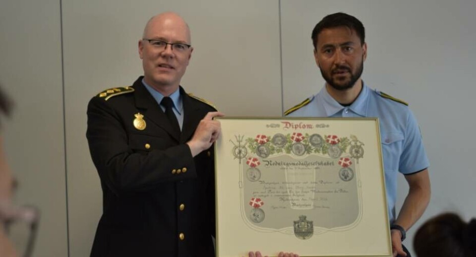 Politimester Bjørn Tegner Bay overrakte et diplom fra Redningsmedailleselskabet til politiassistent Aputsiaq Hansen torsdag den 12. maj.