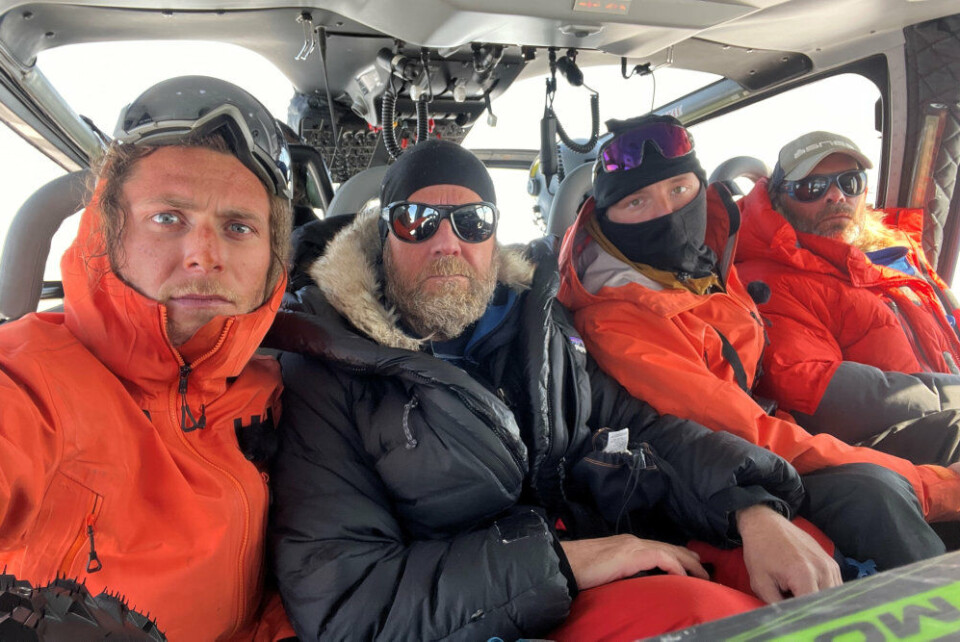 Nicklas Flenø Mikaelsen (til venstre, red.) og Emil Fammé Hansen (anden fra højre, red.) måtte fredag flyves fra indlandsisen med helikopter efter forsøget på at blive ede første til at krydse den enorme iskappe på cykel. Privatfoto/FreeTuren, som de begav sig ud på, var 600 kilometer lang. De nåede 500 af kilometerne - 350 af dem på cykel. Privatfoto/FreeNicklas Flenø Mikaelsen (til venstre, red.) og Emil Fammé Hansen (anden fra højre, red.) måtte fredag flyves fra indlandsisen med helikopter efter forsøget på at blive ede første til at krydse den enorme iskappe på cykel. Privatfoto/FreeTuren, som de begav sig ud på, var 600 kilometer lang. De nåede 500 af kilometerne - 350 af dem på cykel. Privatfoto/FreeNicklas Flenø Mikaelsen (til venstre, red.) og Emil Fammé Hansen (anden fra højre, red.) måtte fredag flyves fra indlandsisen med helikopter efter forsøget på at blive ede første til at krydse den enorme iskappe på cykel. Privatfoto/FreeTuren, som de begav sig ud på, var 600 kilometer lang. De nåede 500 af kilometerne - 350 af dem på cykel. Privatfoto/Free