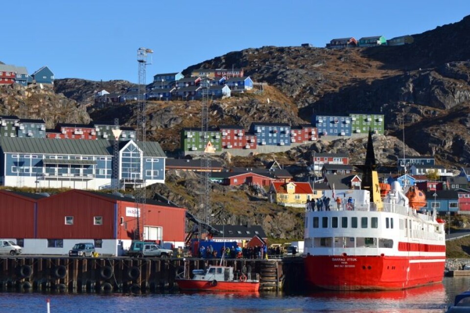 Sarfaq Ittuk har siden i nat ligget til kaj i Qaqortoq og vil blive undersøgt af dykkere, inden skibet sejler videre. Foto: Pilu Nielsen Foto: Pilu Nielsen
