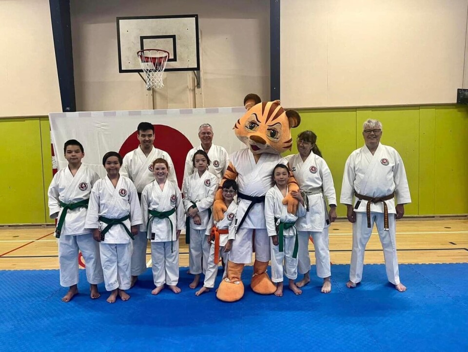 I juni i år har karateklubben givet i alt 12 af klubbens medlemmer mulighed for at tage på karatesommerlejr i Danmark. Nuuk Shotokan Karate-doKlubbens instruktører har fået nye og højere instruktørlicenser Nuuk Shotokan Karate-doKlubben sendte i foråret instruktøren Kasper Dyrberg til Japan for at få sit 3. sorte bælte. Han kom stolt hjem og er nu den anden højest graduerede i Grønland. Nuuk Shotokan Karate-doI juni i år har karateklubben givet i alt 12 af klubbens medlemmer mulighed for at tage på karatesommerlejr i Danmark. Nuuk Shotokan Karate-doKlubbens instruktører har fået nye og højere instruktørlicenser Nuuk Shotokan Karate-doKlubben sendte i foråret instruktøren Kasper Dyrberg til Japan for at få sit 3. sorte bælte. Han kom stolt hjem og er nu den anden højest graduerede i Grønland. Nuuk Shotokan Karate-doI juni i år har karateklubben givet i alt 12 af klubbens medlemmer mulighed for at tage på karatesommerlejr i Danmark. Nuuk Shotokan Karate-do