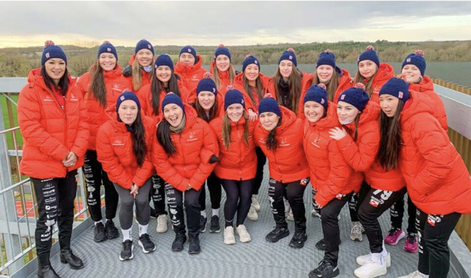 Kvindelandsholdet fik strikkede VM-huer overrakt af Frederikshavns Kommune inden Presidents Cup. Pengefra salg af huer går blandt andet til udsatte børn i Grønland.