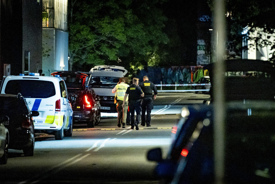 Københavns Politi har har lagt 'rigtigt mange kræfter' i efterforskningen af skyderiet i Christiania, som kostede en mand livet og sårede fire andre. (Arkivfoto fra lørdag, hvor politiet var massivt tilstede ved Christiania i forbindelse med skyderiet).