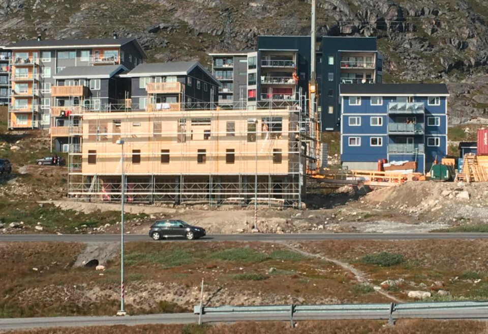 Byggeriet i Qinngorput skrider enormt hurtigt frem på grund af en ny byggeteknik, der aldrig er blevet anvendt i Grønland før. Jørgen Schultz-NielsenTo tømrere lægger byggeriets tungeste element på plads: en dækplade på ca. 990 kg. Der går ca. otte minutter fra elementet bliver løftet af kranen til det er på plads og skruet fast i konstruktionen. Thomas RiisByggeriet i Qinngorput skrider enormt hurtigt frem på grund af en ny byggeteknik, der aldrig er blevet anvendt i Grønland før. Jørgen Schultz-NielsenTo tømrere lægger byggeriets tungeste element på plads: en dækplade på ca. 990 kg. Der går ca. otte minutter fra elementet bliver løftet af kranen til det er på plads og skruet fast i konstruktionen. Thomas RiisByggeriet i Qinngorput skrider enormt hurtigt frem på grund af en ny byggeteknik, der aldrig er blevet anvendt i Grønland før. Jørgen Schultz-NielsenTo tømrere lægger byggeriets tungeste element på plads: en dækplade på ca. 990 kg. Der går ca. otte minutter fra elementet bliver løftet af kranen til det er på plads og skruet fast i konstruktionen. Thomas Riis