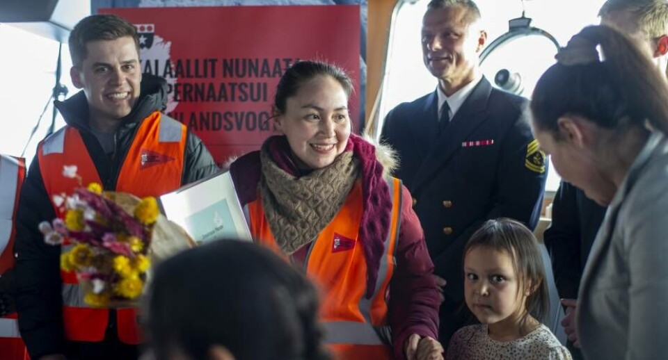 Niviatsiaq Guldager fik med prisen et diplom og 50.000 kr. Hun fik overrakt prisen på inspektionsfartøjet Knud Rasmussen. Maria SattrupKaren Motzfeldt, datter af Jonathan Motzfeldt og bestyrelsesformand i Jonathan Motzfeldts Fond, holdt tale i forbindelse med prisoverrækkelsen. Maria SattrupNiviatsiaq Guldager fik med prisen et diplom og 50.000 kr. Hun fik overrakt prisen på inspektionsfartøjet Knud Rasmussen. Maria SattrupKaren Motzfeldt, datter af Jonathan Motzfeldt og bestyrelsesformand i Jonathan Motzfeldts Fond, holdt tale i forbindelse med prisoverrækkelsen. Maria SattrupNiviatsiaq Guldager fik med prisen et diplom og 50.000 kr. Hun fik overrakt prisen på inspektionsfartøjet Knud Rasmussen. Maria SattrupKaren Motzfeldt, datter af Jonathan Motzfeldt og bestyrelsesformand i Jonathan Motzfeldts Fond, holdt tale i forbindelse med prisoverrækkelsen. Maria Sattrup