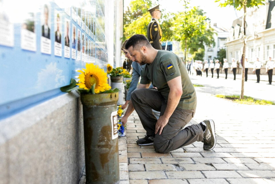 Ukraines præsident Volodymyr Zelenskiy og hans kone Olena lægger blomster ved et monument for faldne forsvarere af Ukraine. Det sker mens Ruslands fortsat er i gang med sit angreb på Ukraine og under markeringen af landets uafhængighedsdag.