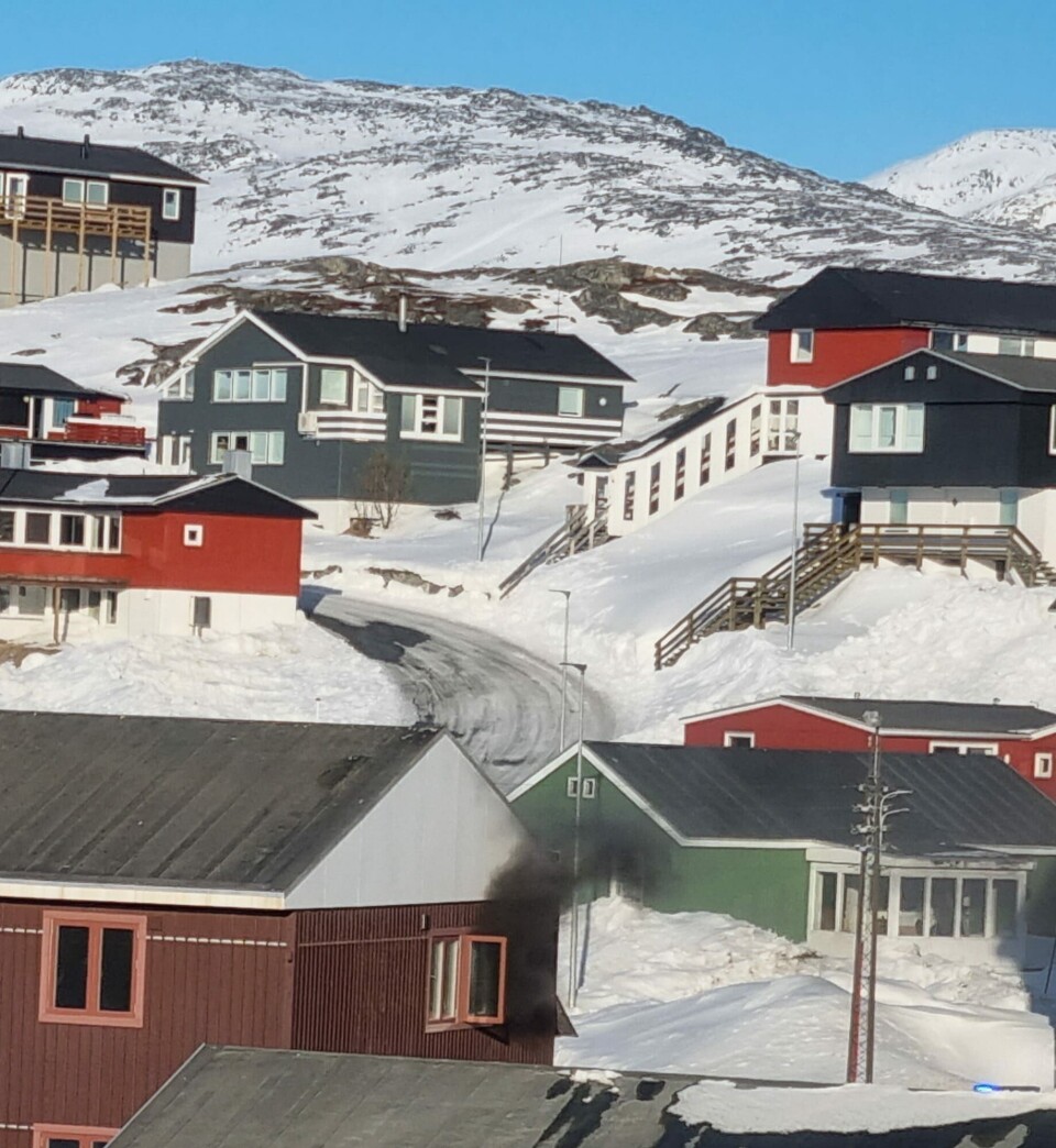 Brandvæsenet har åbnet et vindue i lejligheden, der brænder i Kongevej D i Nuuk.