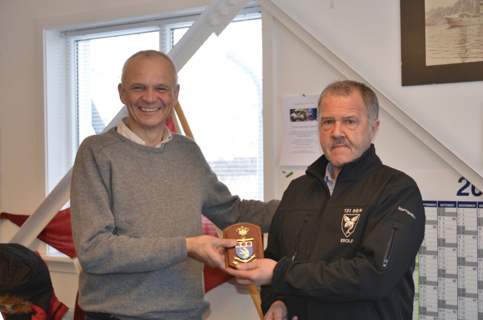 Marinespecialist Erolf Olsen (t.h.) modtager Grønlands Kommandos våbenskjold af Chefen for Grønlands Kommando kontreadmiral Henrik Kudsk. Foto: GLK