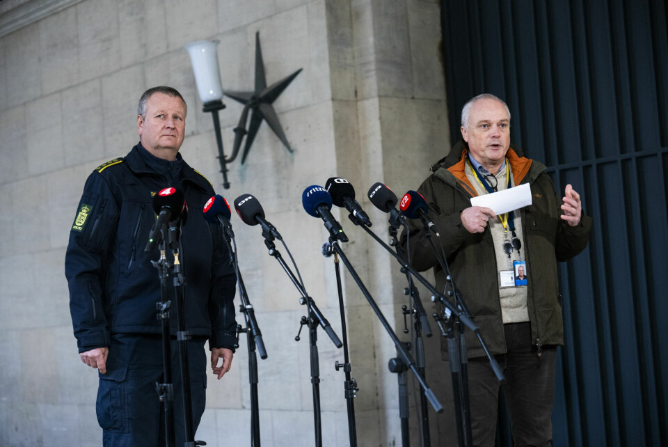 Chefpolitiinspektør og operativ chef i PET Flemming Drejer (til højre) og ledende politiinspektør og chef for beredskabet i Københavns Politi Peter Dahl (til venstre) har torsdag holdt pressemøde om en stor politiaktion, hvor tre personer er anholdt i Danmark, mens en er anholdt i Holland.