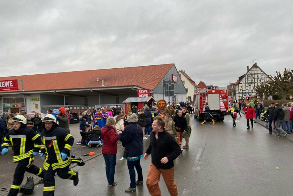 Mange personer er kvæstet, efter at en bil kørte ind i en folkemængde ved en karnevalsparade i en by i den tyske delstat Hessen, oplyser tyske medier