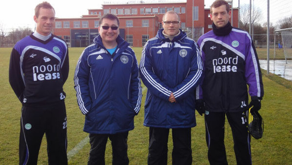 Kent Kielsen i midten til venstre sammen med hans DBU-instruktør Jesper Pedersen. Disse er flankeret af to FC Groningen spillere, de to landsholdsaktuelle danskere Thomas Enevoldsen (yderste til venstre) og i modsat side Niklas Pedersen, som for øvrigt er søn af DBU-instruktør Jesper Pedersen. Foto: DBU