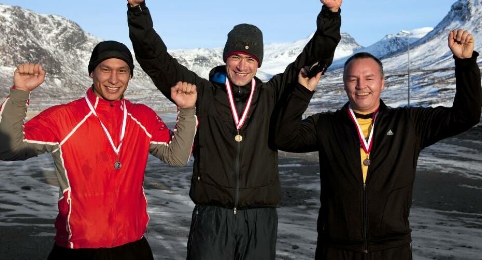 Første mand i mål på de fem kilometer blev manden i centrum, Arne Simonsen, mens den røde herre, Nuku Hansen, blev nummer to. Og yderst på højrefløjen ses 3'eren, hr. Erni Mølgaard