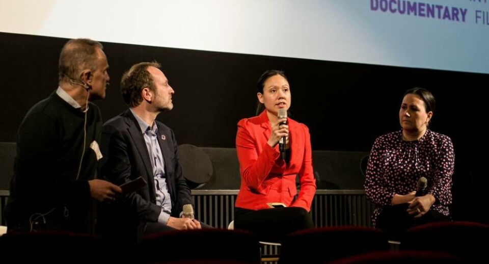 Regine Møller fortæller om sine overvejelser mens Aaja Chemnitz Larsen (th) og Martin Lidegaard (tv) samt ordstyrer Martin Breum lytter