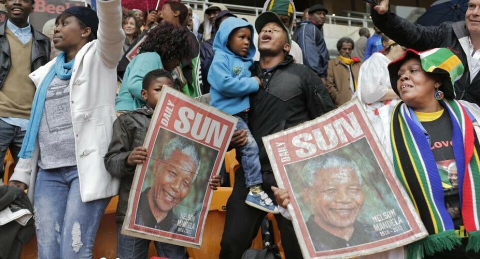 Soccer City Stadium har en kapacitet på knap 95.000, og det anslås, at omkring 50.000 mennesker overværede ceremonien og ærede statsmanden Nelson Mandela