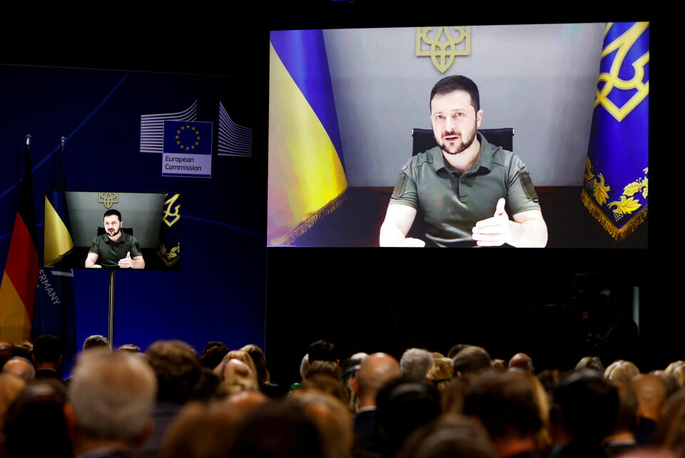 Ved en international konference i Berlin om genopbygning af Ukraine taler landets præsident, Volodymyr Zelenskyj, via et videolink.