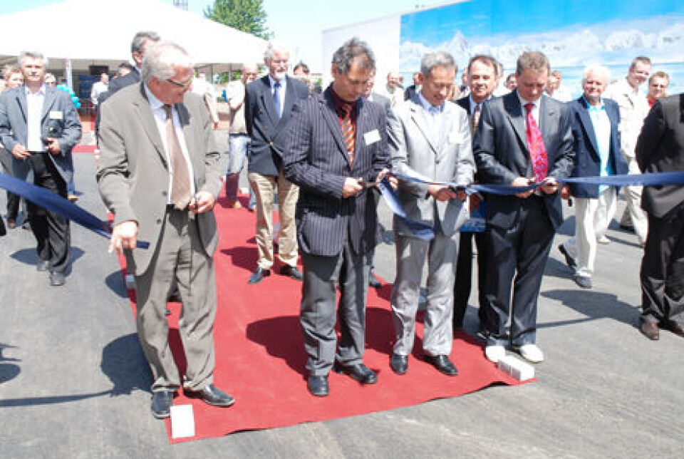 Koncernchef Flemming Knudsen, landsstyremedlem Finn Karlsen, Koszalins borgmester samt fabrikschef Kristian Nielsen foretager den officielle åbning af Royal Greenlands nyeste fabrik.