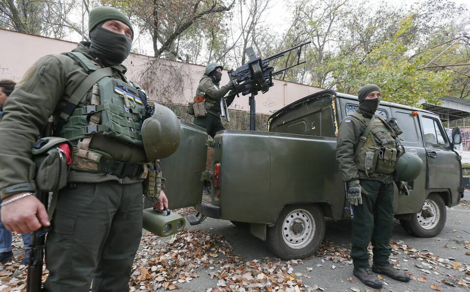 Ukrainske nationalgardesoldater opererer med et hjemmelavet antiluftskyts maskingevær i Mykolaiv, Ukraine, 9. november 2022.
