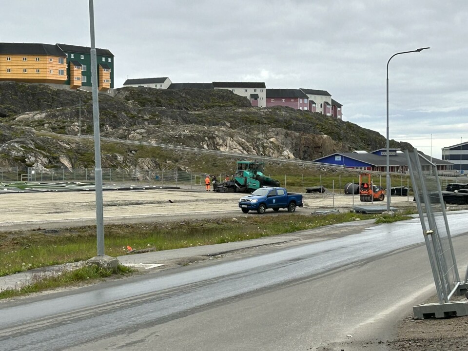 Kommunens værksted Sannavik overtager renoveringsarbejdet af fodboldbanen i Sisimiut, da byggevirksomheder har for travlt med andre opgaver.