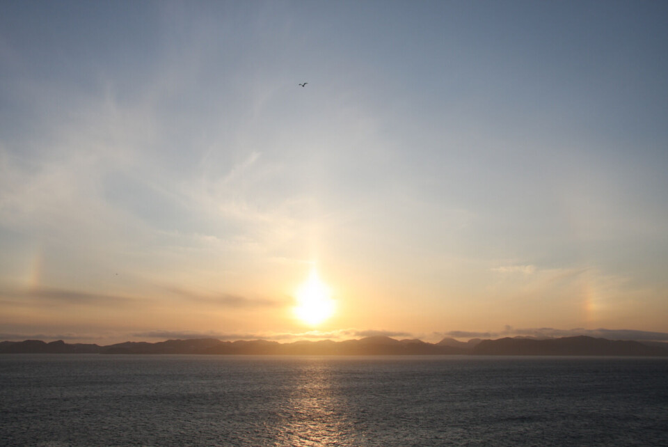 Da Venus var nået cirka halvejs, begyndte et skydække at forstyrre udsynet set fra Nuuk, men dette dannede en flot regnbue. Foto: Toke Brødsgaard - Meget hurtigt trak også havdisen ind fra indsejlingen, og dette gjorde, at jeg kunne fjerne mine solfiltre fra kameralinsen og tage billederne uden nogle former for filtre, fortæller Toke Brødsgaard. Foto: Toke Brødsgaard Venuspassagen begyndte som forventet cirka kl. 20.15 tirsdag aften, hvorefter skyggen af planeten Venus langsomt passerede hen over solen fra øverste venstre hjørne skråt nedad mod højre midte. Foto: Toke Brødsgaard Da Venus var nået cirka halvejs, begyndte et skydække at forstyrre udsynet set fra Nuuk, men dette dannede en flot regnbue. Foto: Toke Brødsgaard - Meget hurtigt trak også havdisen ind fra indsejlingen, og dette gjorde, at jeg kunne fjerne mine solfiltre fra kameralinsen og tage billederne uden nogle former for filtre, fortæller Toke Brødsgaard. Foto: Toke Brødsgaard Venuspassagen begyndte som forventet cirka kl. 20.15 tirsdag aften, hvorefter skyggen af planeten Venus langsomt passerede hen over solen fra øverste venstre hjørne skråt nedad mod højre midte. Foto: Toke Brødsgaard Da Venus var nået cirka halvejs, begyndte et skydække at forstyrre udsynet set fra Nuuk, men dette dannede en flot regnbue. Foto: Toke Brødsgaard