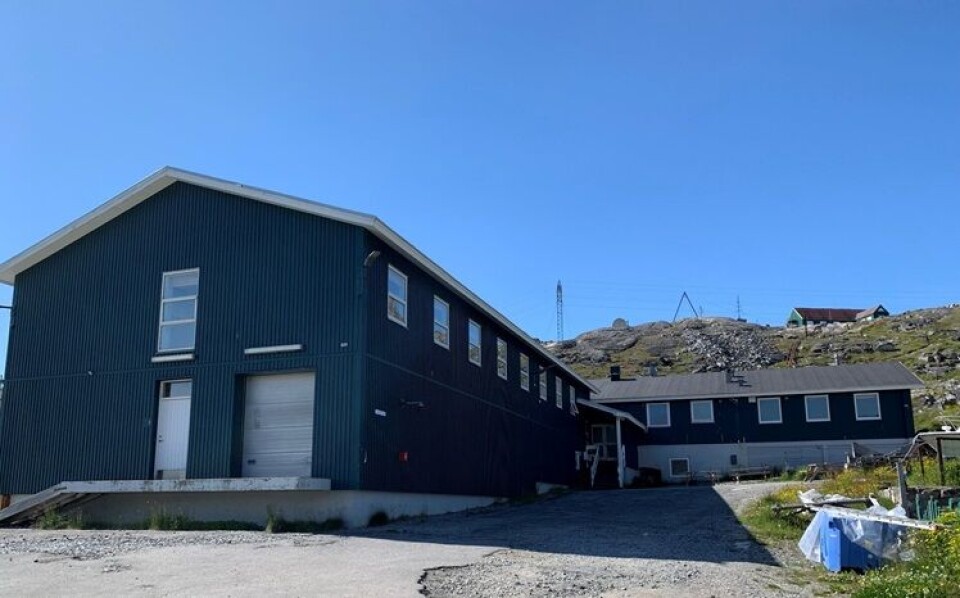 Værestedet ligger i Qaqortoq ved familiecentret, Kirkegårdsvej B 809.