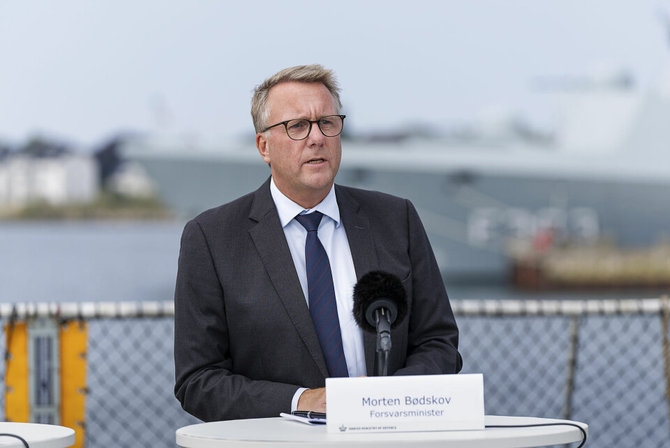- Det går ikke, særligt i en tid med krig i Europa, at det danske forsvar har problemer med at få bygget skibe og andet materiel. Derfor tager vi fat nu og lancerer et partnerskab, så vi har grundlaget i Danmark for at kunne investere op mod 40 milliarder kroner i de næste lidt over 20 år i udskiftninger i store dele af vores flåde, siger Morten Bødskov.