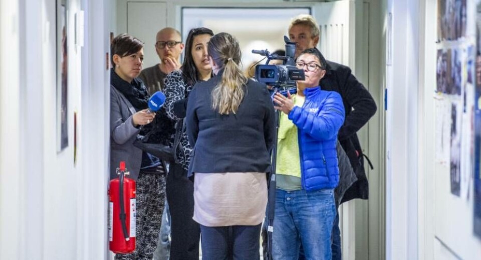 1.	Nunami tusagassiortut 40-t missaannaanniittut tusagassiortut ikittuinnaapput, taakkualu sammisat ikittuinnaat immikkut sammisinnaavaat. Tamatigoortuusariaqarput – aamma paasissutissiisullu taakku naapikkajuttarpaat. Aana Sara Olsvig.