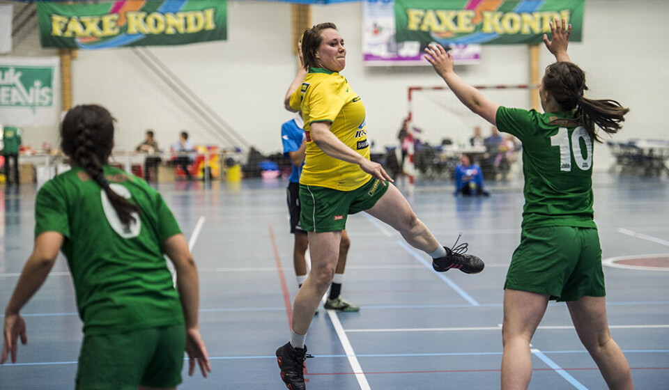 GSS hold 2 vandt kampen med 27-19 Leiff Josefsen Leiff JosefsenI den anden kamp stod det mellem rivalerne GSS og NÛK Leiff Josefsen Leiff Josefsen Leiff JosefsenHer vandt GSS sikkert med 40-20 Leiff JosefsenDer blev spillet to kampe ved kvindernes håndboldturnering, Faxe Kondi Cup, torsdag Leiff JosefsenTurneringen har 25-års jubilæum i år Leiff JosefsenTurneringen spilles i Inussivik i Nuuk Leiff JosefsenMotionisterne spillede mod GSS hold 2 i den første kamp Leiff Josefsen Leiff JosefsenGSS hold 2 vandt kampen med 27-19 Leiff Josefsen Leiff JosefsenI den anden kamp stod det mellem rivalerne GSS og NÛK Leiff Josefsen Leiff Josefsen Leiff JosefsenHer vandt GSS sikkert med 40-20 Leiff JosefsenDer blev spillet to kampe ved kvindernes håndboldturnering, Faxe Kondi Cup, torsdag Leiff JosefsenTurneringen har 25-års jubilæum i år Leiff JosefsenTurneringen spilles i Inussivik i Nuuk Leiff JosefsenMotionisterne spillede mod GSS hold 2 i den første kamp Leiff Josefsen Leiff JosefsenGSS hold 2 vandt kampen med 27-19 Leiff Josefsen