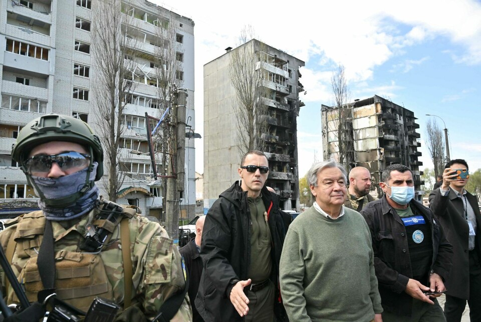 FN's generalsekretær, António Guterres, er på besøg i den ukrainske hovedstad, Kyiv, torsdag, godt beskyttet af sikkerhedsvagter på turen rundt.