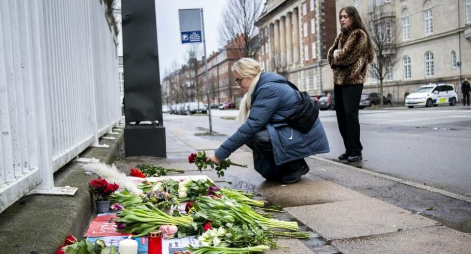 Der blev fredag lagt blomster foran Ruslands ambassade i København, da meddelelsen om Aleksej Navalnyj pludselige dødsfald blev kendt.