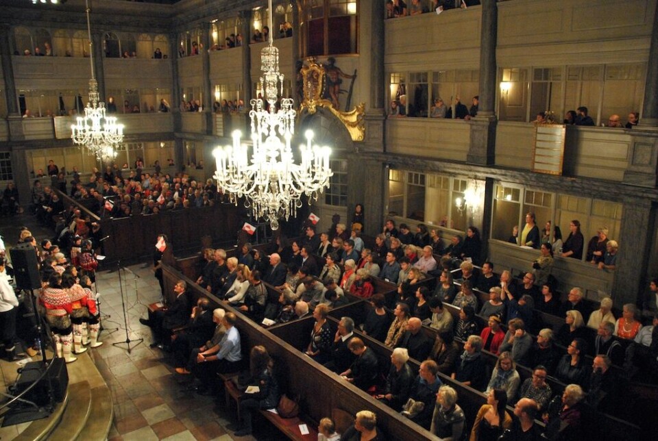 Op mod 400 betalende gæster i Christians Kirke hørte fredag aften grønlandske musikere og kunstnere optræde gratis Arktis MediaArkTjiks optrådte med tre sange Arktis MediaRasmus Lyberth gav den gas med efterfølgende store klapsalver fra salen Arktis MediaMads Lumholt optrådte med grønlandsk trommedans Arktis MediaJulie Berthelsen og hendes guitarist Mads Løkkegaard Arktis MediaSimon Lynge kom fra USA og spillede for Grønlands Julemærke vederlagsfrit Arktis Media