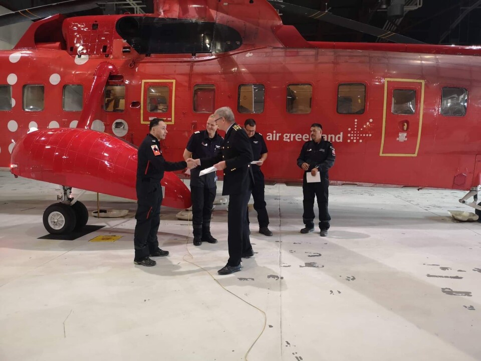 Chefpolitiinspektør Svend Foldager takker pilot Øystein Holmen, co-pilot Jesper Høy, hoist- operatør Søren Lund og hoist-assistent Holger Olsen for deres ekstraordinære indsats