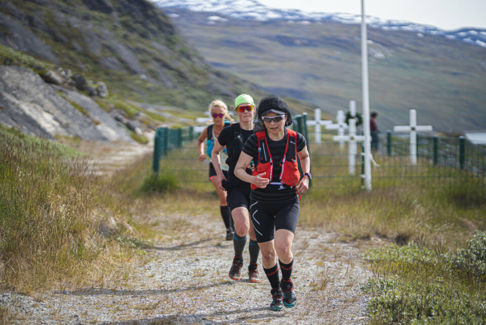 Tre barske kvinder på vej i mål efter 110 kilometer etapeløb. Det er Gitte H. Drachmann, løbets læge, Aviaaja Pregaard og Tintin Svensson – der slutter som henholdsvis 3,4 og 5. Tintin Svensson, der tidligere har været læge i Nuuk, kom til Nuuk for at deltage i Nuukkap Extreme Running Race.
