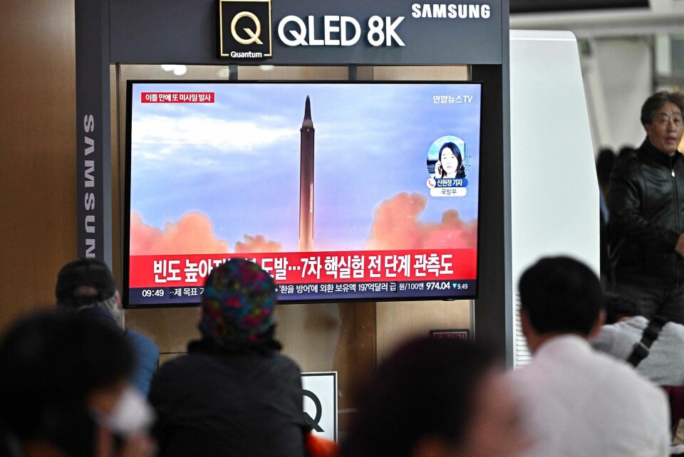 På en togstation i Seoul kunne man fra et tv følge med i Nordkoreas missilaffyring torsdag morgen.