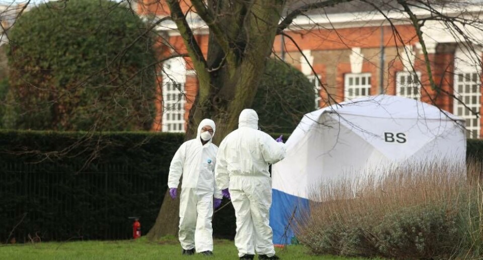 Retsmedicinere undersøger stedet, hvor en mand brændte sige selv, foran Kensington Palace Kensington Palace