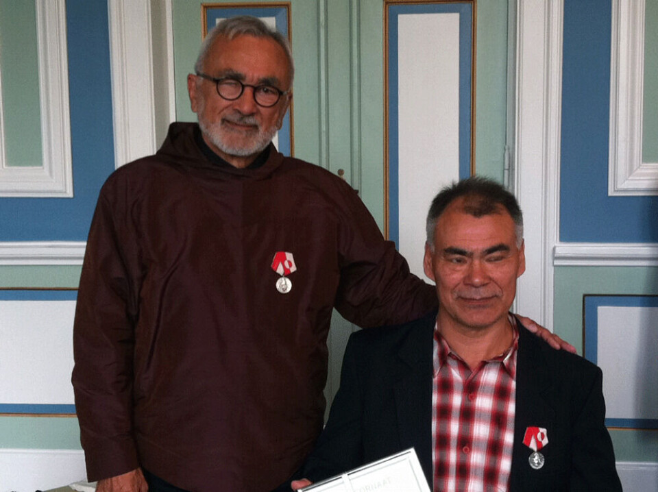 Inatsisartut siulittaasuata Josef Motzfeldtip arfininngornermi Nersornaat siilivusoq Gerth Lyberthimut Reykjavikkimi tunniuppaa. Assi: Elly Hauge Pedersen, Inatsisartut Allattoqarfiat Gerth Larsen Islandimi ilaqutani Althingip ilassinnittarfianni Nersornaammik siiliviusumik nersornaaserneqarnermi kingorna assiliseqatigai. Assi: Elly Hauge Pedersen, Inatsisartut Allattoqarfiat Inatsisartut siulittaasuata Josef Motzfeldtip arfininngornermi Nersornaat siilivusoq Gerth Lyberthimut Reykjavikkimi tunniuppaa. Assi: Elly Hauge Pedersen, Inatsisartut Allattoqarfiat Gerth Larsen Islandimi ilaqutani Althingip ilassinnittarfianni Nersornaammik siiliviusumik nersornaaserneqarnermi kingorna assiliseqatigai. Assi: Elly Hauge Pedersen, Inatsisartut Allattoqarfiat Inatsisartut siulittaasuata Josef Motzfeldtip arfininngornermi Nersornaat siilivusoq Gerth Lyberthimut Reykjavikkimi tunniuppaa. Assi: Elly Hauge Pedersen, Inatsisartut Allattoqarfiat Gerth Larsen Islandimi ilaqutani Althingip ilassinnittarfianni Nersornaammik siiliviusumik nersornaaserneqarnermi kingorna assiliseqatigai. Assi: Elly Hauge Pedersen, Inatsisartut Allattoqarfiat